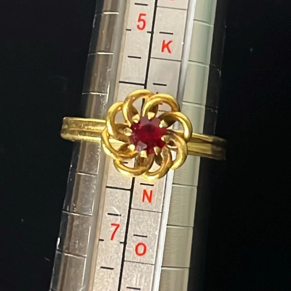 Sarah Coventry Vintage Gold Tone Twist Flower Red Gemstone Adjustable Ring - Picture 6 of 6